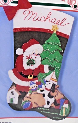 Kit de meias de Natal Bucilla Santa's Gifts brinquedos para cachorros lantejoulas de feltro árvore 18" - Imagem 1 de 3