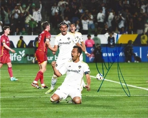 MAYA YOSHIDA AUTOGRAFO FIRMATO 8X10 FOTO LA GALAXY MLS COA - Foto 1 di 1