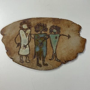 Stein glasierte Höhle Familie Volkskunst Plakette Wohndeko signiert J. Posloq - Bild 1 von 4