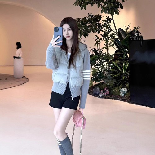 Piumino donna Thom Browne nuovo con cappuccio lavorato a maglia slim fit maniche lunghe