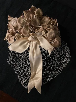 Vintage Beige Floral Union Made Women's Hat Netting MCM 1940s 1950s Fascinator - Image 1 of 4