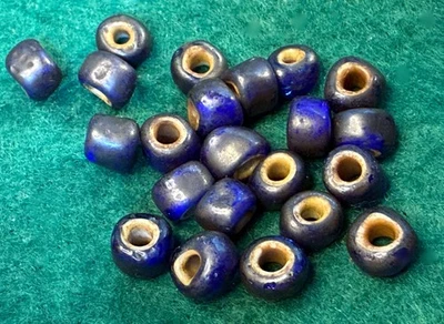 Cuentas comerciales venecianas anteriores a 1800 grandes 200+ años azul indio "corazón blanco" Foto 1 de 4