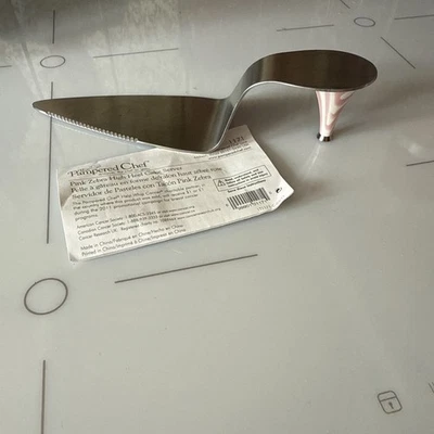 Pampered Chef Pink Zebra High Heel Cake Server, Magnetic Detachable Heel. - Image 1 of 4