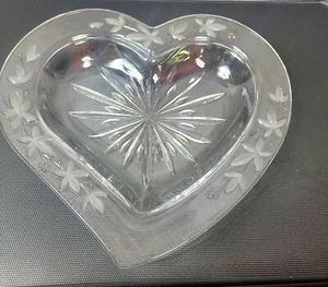 VINTAGE BEAUTIFUL HEART DISH - Picture 1 of 4