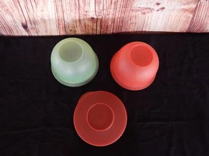 Tupperware Impressions Small 1.3 L #3095 Red Bowl with Lid & Green Bowl no Lid - Picture 1 of 5