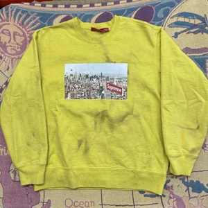 Sudadera Aérea Supreme Para Hombres MEDIANA Amarilla New York Skyline Cuello Redondo Logotipo de Caja - Imagen 1 de 22