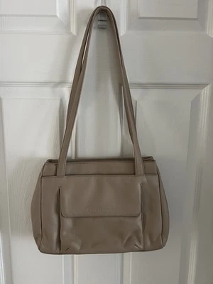 Bolso de Mano Stone Mountain 2 Asas Buen Estado - Impresionante Color Neutro - Combina con cualquier atuendo Foto 1 de 4