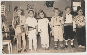 VINTAGE PHOTO - SCHOOL KIDS IN HALLOWEEN COSTUMES, 1956 IN MEXICO (?) - Picture 1 of 2