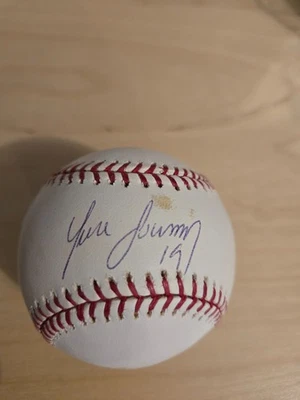 Yunel Escobar FIRMADO Oficial de Grandes Ligas de Béisbol con Cubo de Exhibición Certificado por la JSA Foto 1 de 4