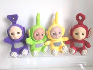 Teletubbies Set di 4 Cappellini Teletubby Morbidi Peluche Giocattolo 7 Pollici - Foto 1 di 3