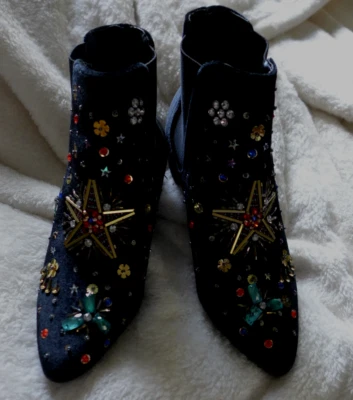 Betsey Johnson Jax 黑色踝天鹅绒宝石短靴 5 闪亮串珠亮片 — 第 1/4 张图片