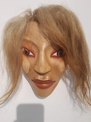 Indonesia Mascarilla Madera, Mujer con Ojos y Cabello Avellana Foto 1 de 4
