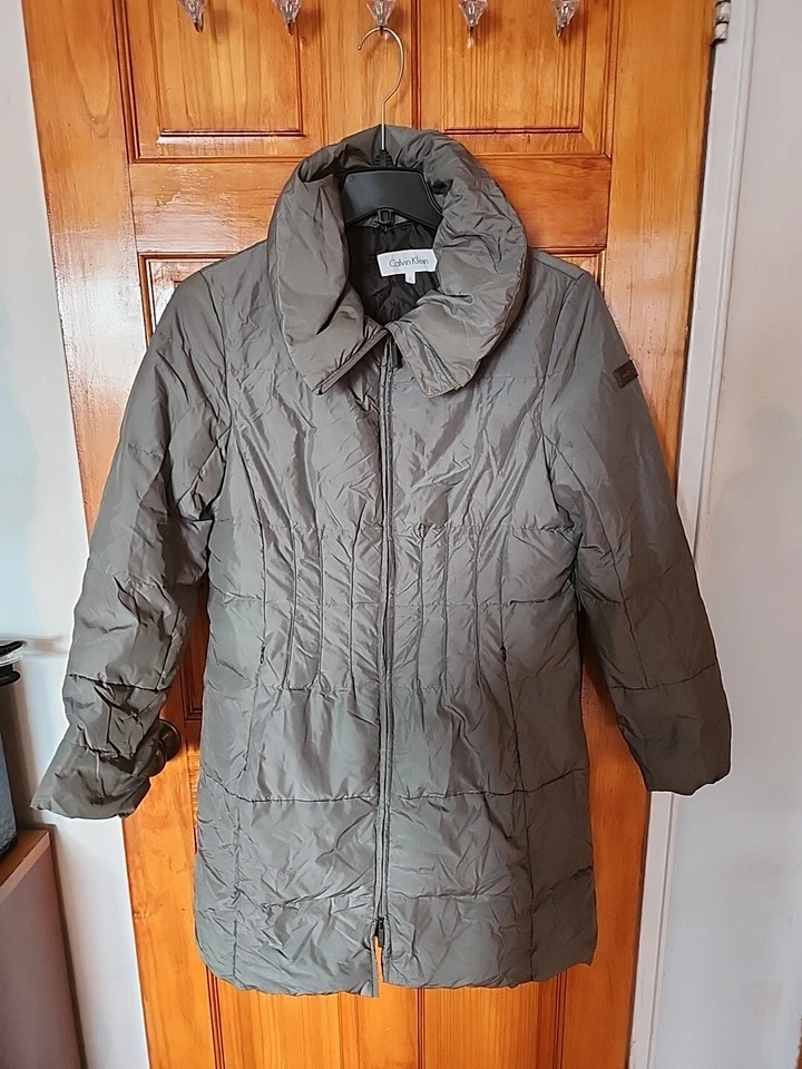 Abrigo acolchado para mujer Calvin Klein talla L pluma de pato verde buen estado  Foto 1 de 4