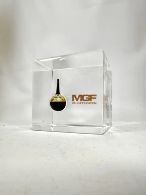MGF Vintage OIL DROP IN LUCITE Pisapapeles Cubo Nuevo Gota Regalo Ejecutivo Foto 1 de 4