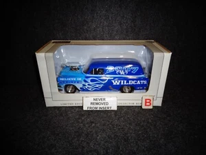 KENTUCKY WILDCATS 1954 CHEVY SEDAN DELIVERY STREET ROD 1:24 CROWN PREMIUMNS MIMB - Picture 1 of 11