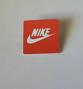 Spilla quadrata logo Nike vintage Swoosh - Foto 1 di 1