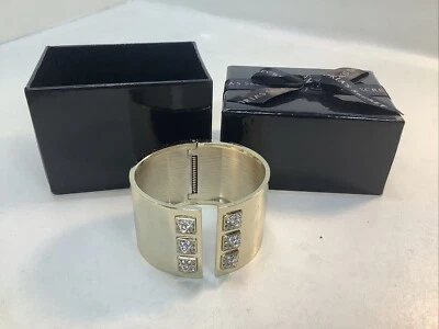 Pulsera Victoria's Secret Escandaloso Puño Piedra Pirámide Tono Dorado NUEVA Caja Original  Foto 1 de 4