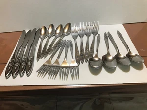 Oneida Community Edelstahl 60-teiliges Besteckset - Mein Rosenmuster - sehr schön! - Bild 1 von 2