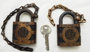 Lote de 2 bonitas cerraduras similares con llave Early Yale completas con cadena de bronce y 1 llave - Imagen 1 de 2