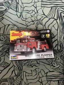 Revell Snap Tite Mack Fire Pumper Truck 1/32 Scale Plastic Model Kit 85-1945 - Picture 1 of 3