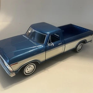 Camioneta Ford F-150 1979 - modelo 1:24 diecast azul - Motormax 74346BL - Imagen 1 de 10