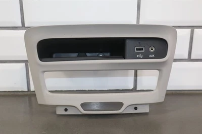 Chrysler Pacifica Limited 18-24 Panel de enchufe auxiliar/USB montado en el tablero (diesel X7) Foto 1 de 4