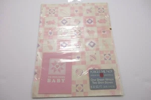 Papel de envolver regalo American Greeting con tarjeta para dar la bienvenida a bebé niña - Imagen 1 de 2