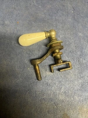 Antigua palanca de tanque de inodoro vintage de porcelana y níquel/latón con mango al ras Foto 1 de 4