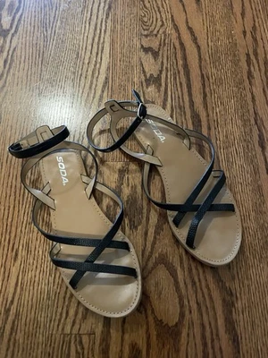 Sandalia plana negra con tiras Soda para mujer talla 9 Foto 1 de 4