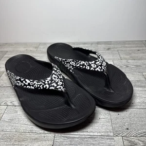 Oofos Oolala Damengröße 6 Flip-Flop Sandalen schwarz weiß Leopardenmuster - Bild 1 von 7