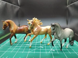 LOT OF 3 SMALLER BREYER HORSES AND UNICORN USED CONDITION - Picture 1 of 9