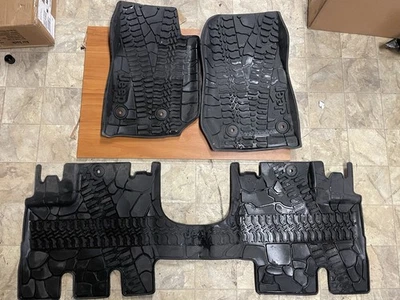 82213860 Alfombrillas negras para todo clima Jeep Wrangler JK 4 puertas (2014-2018) Mopar OEM Foto 1 de 4