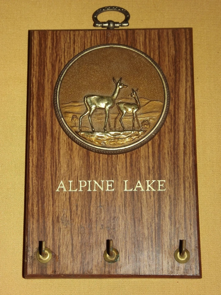 VINTAGE ALPINE LAKE DEER WALL PLAQUE KEY HOLDER  - Image 1 of 4