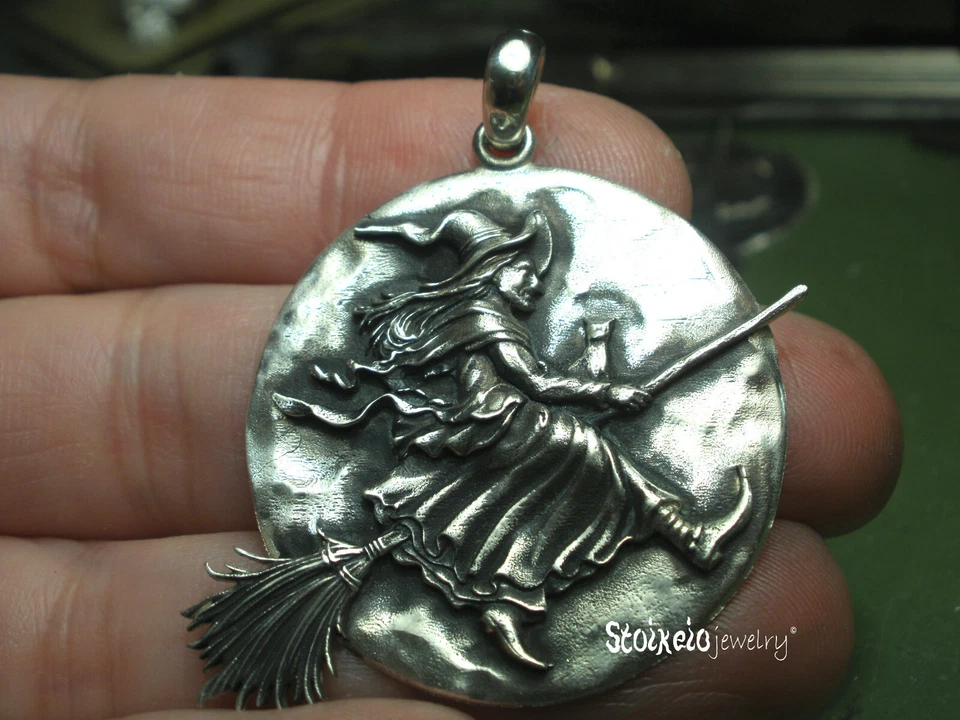 Ожерелье летающей ведьмы, ведьма на метле с луной и кошкой серебро 925 пробы - Изображение 1 из 4