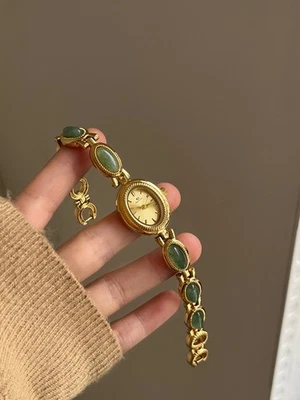 Подарок женские золотые винтажные часы с зеленым натуральным драгоценным камнем и бриллиантовым корпусом - Изображение 1 из 4