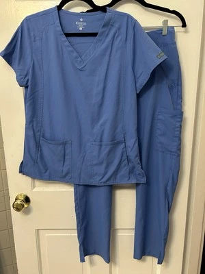 JUEGO EXFOLIANTE MED COUTURE Insight - Top (Talla M) y PANTALONES (Talla S) Azul Claro Usado en Excelente Condición Foto 1 de 4