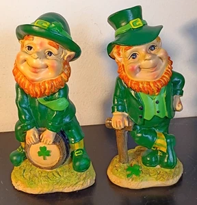 Vintage ST. PATRICK'S DAY IRISCHE KOBOLDE MIT EINEM Fass Bier & SPAZIERSTOCK - Bild 1 von 5