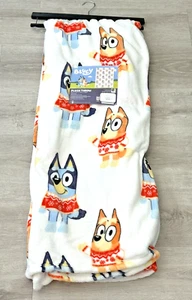 Bluey 50"x70" Multicolor Plüsch Überwurf Decke Bingo Weihnachten Pullover Schneeflocken - Bild 1 von 5