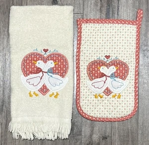 Vintage Set Topflappen & Küchentuch bestickt Land Gans Herz USA - Bild 1 von 6