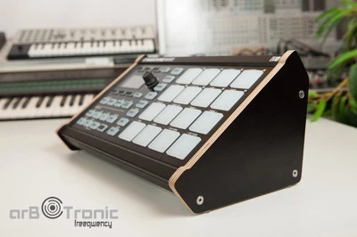 Native Instruments Maschine Mikro MK1 MK2 Echtholz Seitenteil Ständer Stand Sieb - Bild 1 von 4