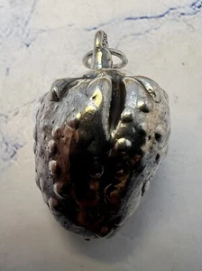 Colgante vintage de plata de ley 925 fundido a mano con dije de fresa - Imagen 1 de 9