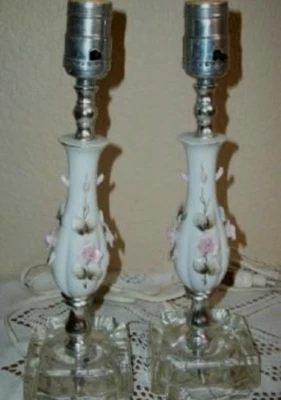 Par de lámparas tocador de porcelana vintage Cottagecore Japón rosas rosadas base de vidrio Foto 1 de 3