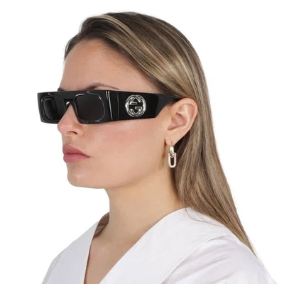 Gafas de sol Gucci grises rectangulares para dama GG1646S 001 49 GG1646S 001 49 Foto 1 de 4