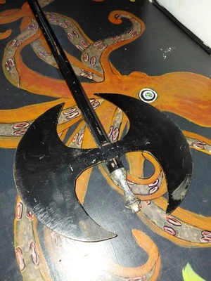 Hacha de mano decorativa doble hoja / hacha de batalla hecha de metal pintado negro Foto 1 de 4