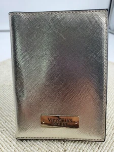 Portapasaporte Victoria's Secret metálico plateado con logotipo dorado VS (C13) - Imagen 1 de 11