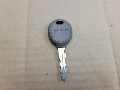 Заводской серый и хромированный ключ зажигания для двери Chrysler от оригинального производителя - Изображение 1 из 2