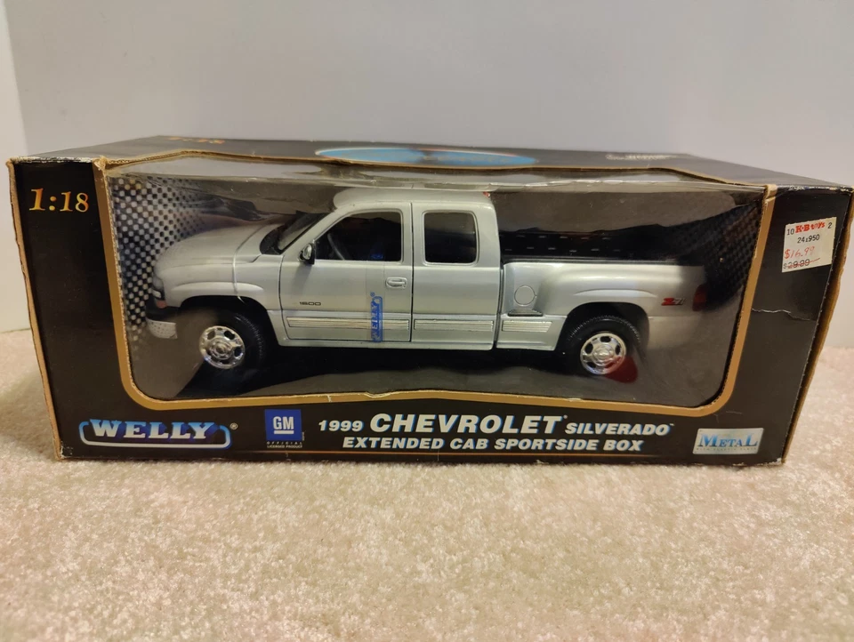 🏁 WELLY Silver 1999 Chevrolet Silverado Extended Cab Pickup Truck 1/18 🏁 - Image 1 of 4