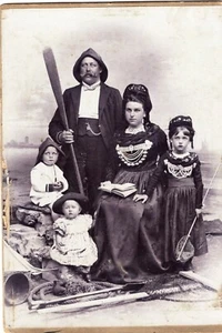 UNA FAMILIA DE CINCO POSES EN LA ISLA DE FOHR (PESCADORES DE INTERIOR): TARJETA DE GABINETE - Imagen 1 de 3