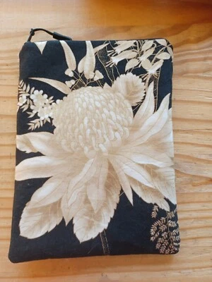 Tasche, Etui, Hülle für eBook-Reader Tolino epos - schwarz mit Blumen - Bild 1 von 2