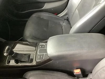 Console central inferior dianteiro usado serve para: 2015 Kia Cadenza piso sem estacionamento elétrico - Imagem 1 de 4